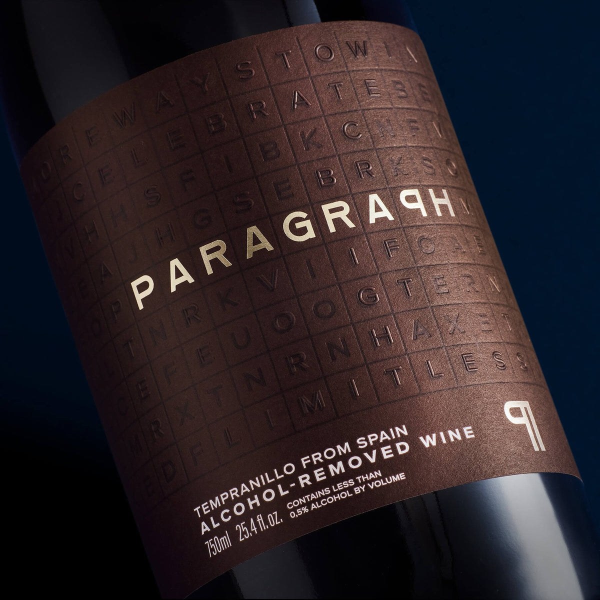 Paragraph alcohol-removed Tempranillo bottle with two filled wine glasses